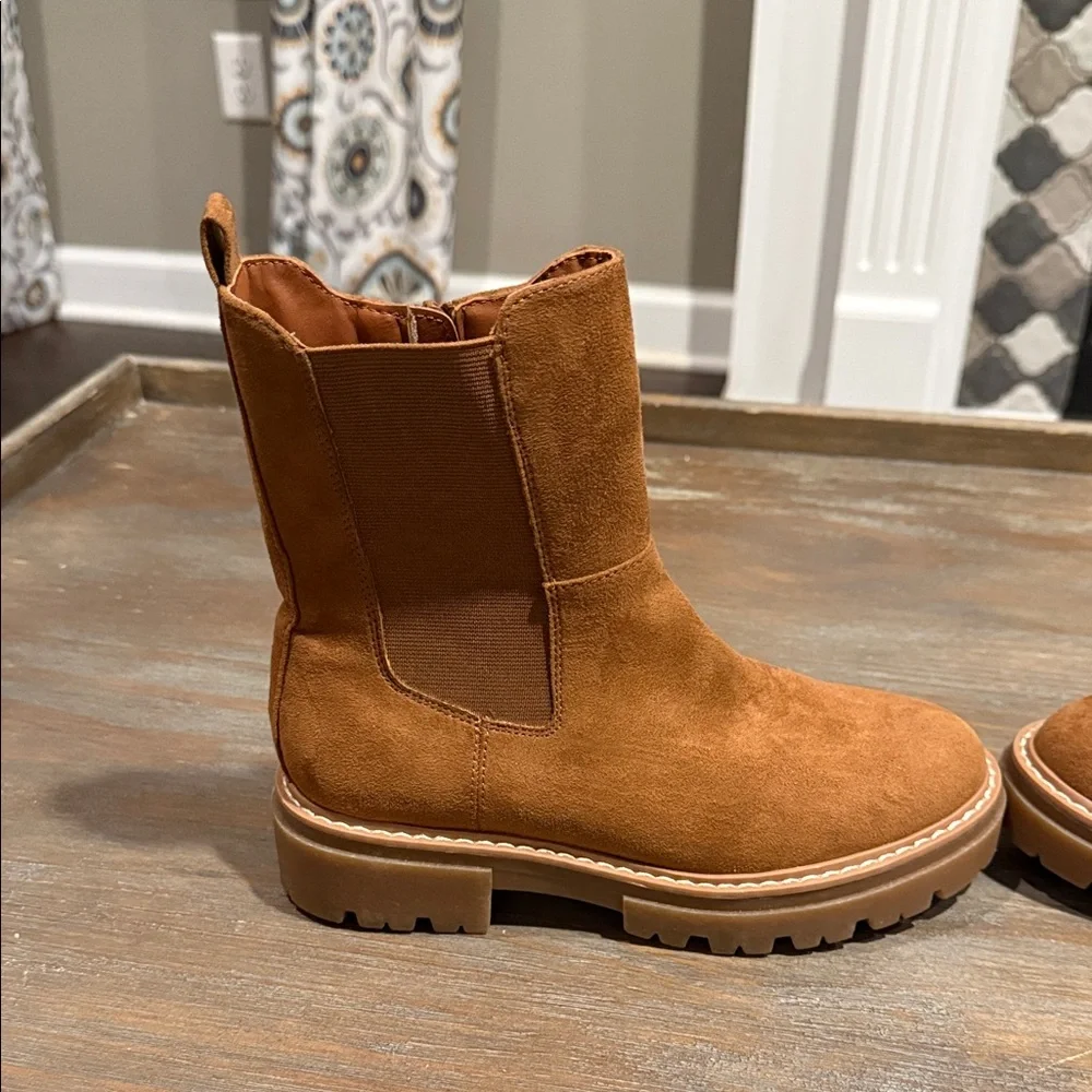 New Sun + Stone Brown Suede‎ Chelsea Boots – Size 5.5